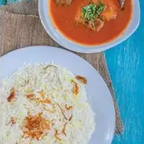 صالونه ماهی با برنج و سالاد