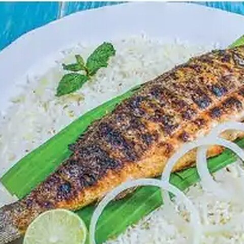 وعده ماهی کبابی با سس و روغن محلی
