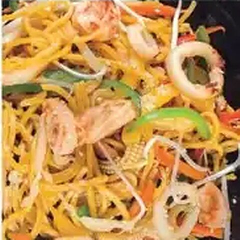 نودل سرخ شده با غذاهای دریایی